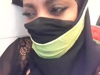 Mujer musulmana con increíbles tetas masturbarse