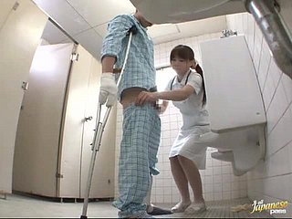 พยาบาลเงี่ยนญี่ปุ่นให้ handjob ให้กับผู้ป่วยที่