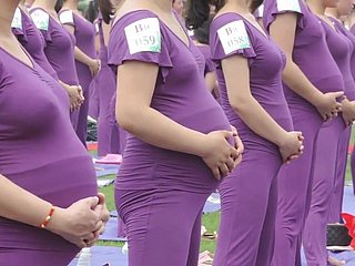 النساء الآسيويات الحوامل القيام اليوغا (غير الإباحية)