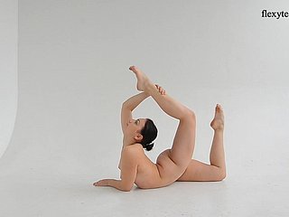 The man flexibele hot gymnast Dasha Lopuhova