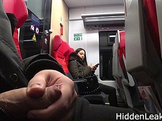 Piscar pau no ônibus para diferentes mulheres