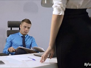 性感女秘书谢里六引诱她的老板和他乱搞