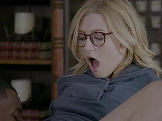 Alexa Ripen into est une nana avec des lunettes ayant besoin d'un in an unguarded moment hardcore