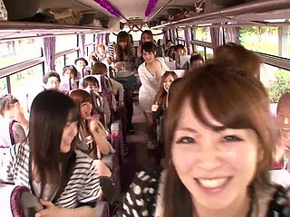 Orgia pazza involving un autobus watery con il cazzo che succhia e cavalcando le troie giapponesi