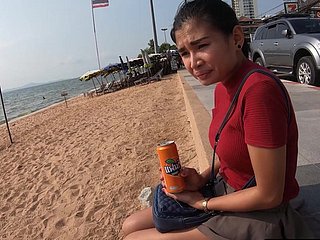 Mediocre Thai Tiener Tit neuken helter-skelter een hotel