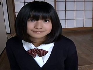 Linda chica universitaria japonesa se ve downcast en su uniforme