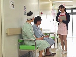 Une infirmière délicieuse du Japon obtient son Trumped up emballé bien