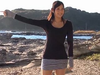 Japanische Hottie Nana Ogura bekommt ihre Muschi with regard to einer Höhle spielte