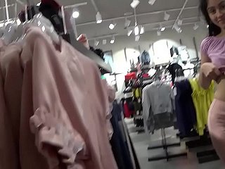 Sexo de trio público itsy-bitsy shopping