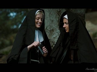 죄점 아름다운 베이비 페니 팍스는 수녀 야외에서 사랑을 만들고 있습니다.