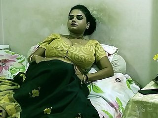 India Collage Boy Rahsia Seks dengan Tamil Bhabhi yang Indah !! Seks terbaik di saree pergi fad