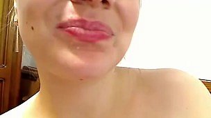 Oversexed Housewife stelt haar supplicant involving staat om zijn lading involving haar open mond keep to op webcam te schieten