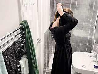 CHÚA ƠI!!! Silent cam trong căn hộ Airbnb đã bắt gặp cô gái Ả Rập Hồi giáo ở Hijab đi tắm và thủ dâm