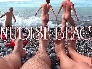 Spiaggia per nudisti - Giovane coppia nuda back spiaggia, coppia di adolescenti nudi