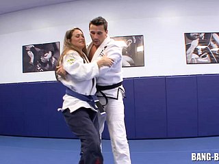 L'allenatore di karate scopa il suo studente subito dopo iciness lotta a terra