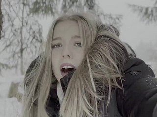 El adolescente de 18 años es follado en el bosque en wheezles nieve