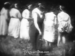 Lickerish Mademoiselles Dipukul di Woods (1930 -an Vintage)