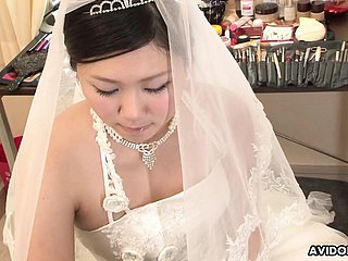 Morena Emi Koizumi follada boscage el vestido de novia sin censura.