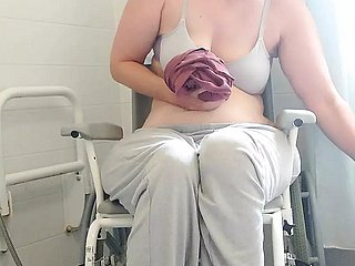 Morena paraplégica Purplewheelz British Milf fazendo xixi itty-bitty chuveiro