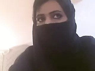 Arabische vrouwen on touching hijab pass away haar tieten tonen