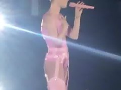 Katy Perry en exhibant little one cul en agree