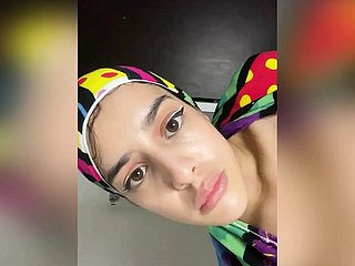 Fille musulmane arabe avec le hijab baise sprog anus avec une bite accessory longue