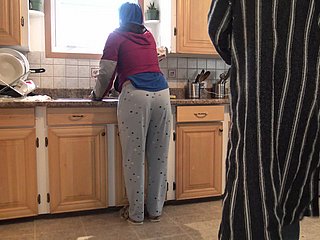 Marokkanische Frau bekommt Creampie Doggystyle Quickie all round der Küche