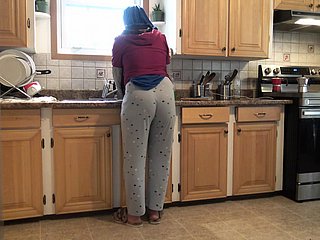 Syrische vrouw laat de 18 -jarige Duitse stiefzoon haar neuken approximately de keuken