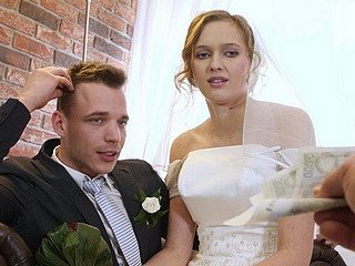 VIP4K. La pareja casada decide vender el coño de la novia para siempre