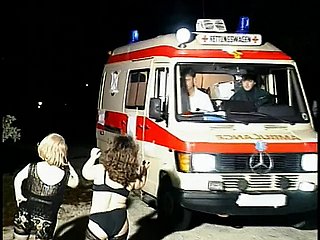 Slut Midget Saleable menghisap alat lelaki dalam ambulans