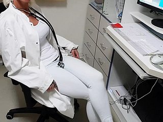 Dokter verleidt haar back zijn studie