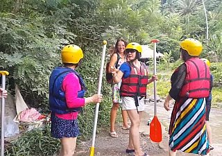 Buceta piscando itsy-bitsy ponto de rafting entre turistas chineses # público sem calcinha