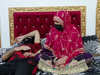Stimulated Indian Desi reife Braut resoluteness hart von ihrem Ehemann gefickt, aber ihr Mann wollte schlafen