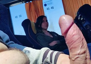 陌生人青少年吮吸鸡巴在公共汽车上