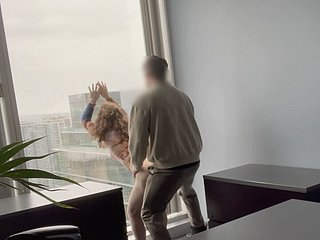 Milf Boss ha scopato contro la sua finestra dell'ufficio