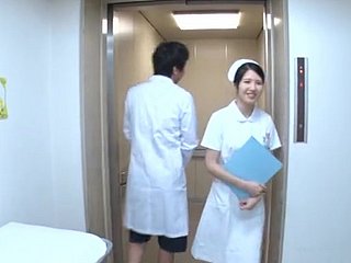 کنکی جاپانی نرس ساکاموٹو سمیر کے لئے ختم ہونے والے منہ میں سہ