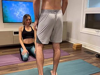 Frau wird gefickt und cremepie take Yogahosen, während er von Ehemanns Freund trainiert