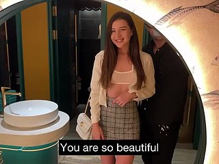 Loveliness actrice de porno dividend obtient une baise occasionnelle dans le WC du diner