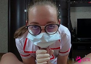 Enfermeira X-rated muito excitada chupar pau e fode seu paciente com facial