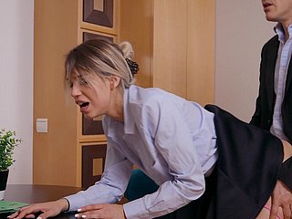 Elena Vedem menikmati semasa hubungan seks dalam gaya anjing di pejabat