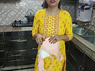 Desi Bhabhi wusch Geschirr just about der Küche, dann kam ihr Schwager und sagte, Bhabhi Aapka Chut Chahiye Kya Dog Hindi Audio