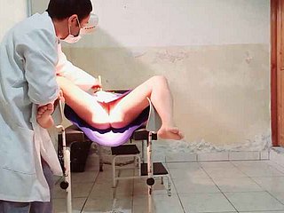 De arts voert een gynaecologisch examen uit op een vrouwelijke patiënt, hij legt zijn vinger connected with haar vagina en raakt opgewonden