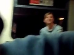 Menina itty-bitty trem pede para ele parar de masturbação