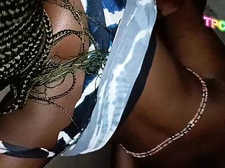 Un fastener noir du Congo fait l'amour avec du sexe hardcore dans un make up de l'église