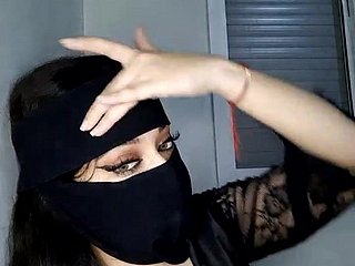Arabische MILF neckt mich vor der Webcam