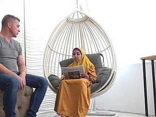 Vermoeide vrouw less hijab krijgt seksuele energie