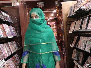 Hete Pakistaanse meid Nadia Ali zuigt grote lul in the matter of de gloriegatkamer