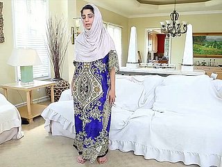Viciada em orgasmo A garota árabe Nadia Ali está brincando com sua buceta suculenta
