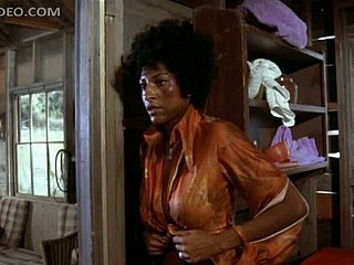 Cô bé Ebony Big-busted điên cuồng Pam Grier cởi trói cho mình trong bộ quần áo rách rưới