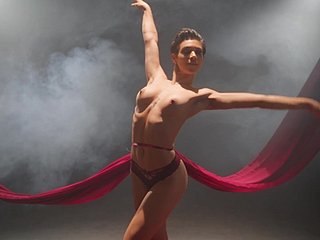 Une ballerine mince révèle une authentique danse singular érotique devant la caméra